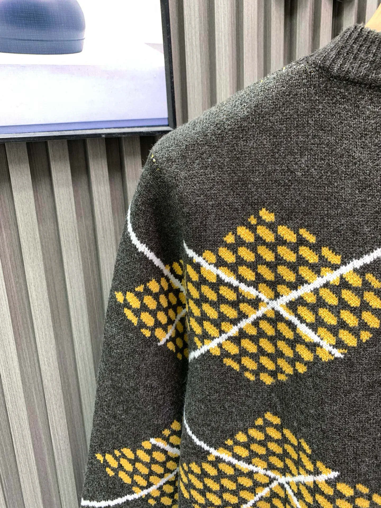 🅿️400 🀄️ Louis Vuitton 💥𝗟𝗩 | 𝟮5𝘀𝘀New ing This graphic jumper stands out with the collection’s Damier Argyle pattern Made from heavy yellow-gray knitted jacquard Fabric with a chic texture This heritage-inspired design reinterprets the iconic House Damier in a retro plaid pattern Marque on the chest 1.V*itton De💰*sée pattern This vibrant piece adds a bold accent to everyday looks Regular fit All-over Damier Argyle Jacquard Marque 1.Vu*tt*n De💰osée Center front Ribbed collar Cuffs and hem Unisex